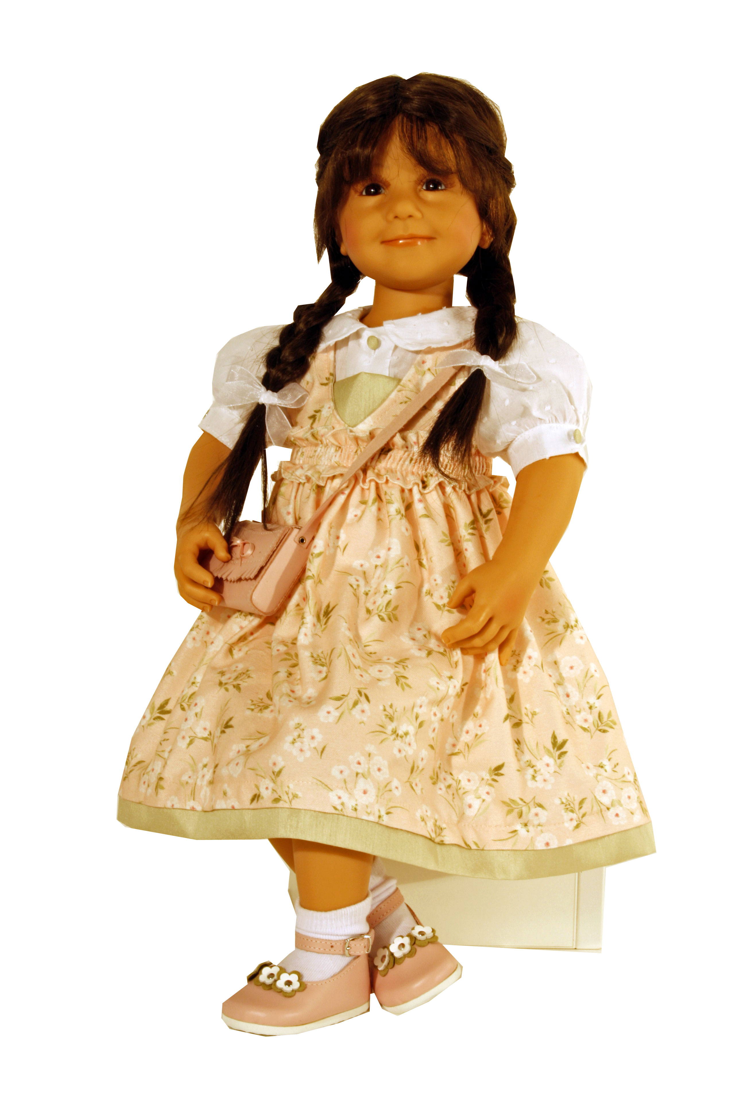Puppe Jenny sitzend 65 cm von Sieglinde Frieske blonde Haare, Kleidung weiss/rose-Copy