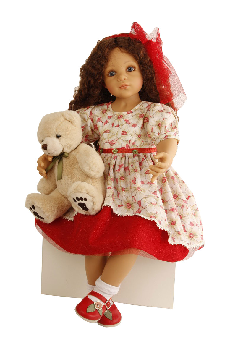 Puppe Alina sitzend von Sieglinde Frieske, braune Haare, Kleidung rot/weiss